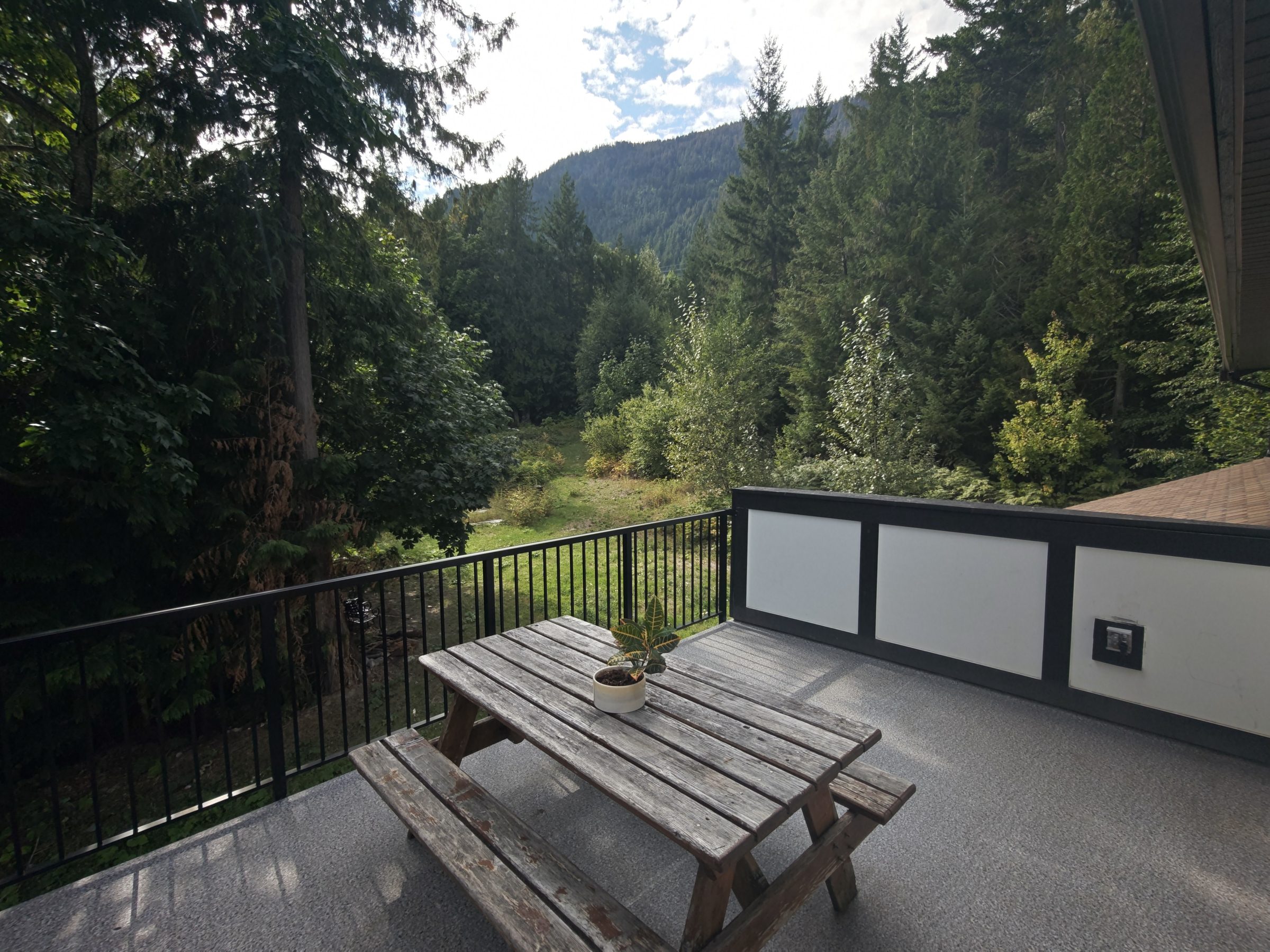 Deck looking out over forest and mountain in Birken